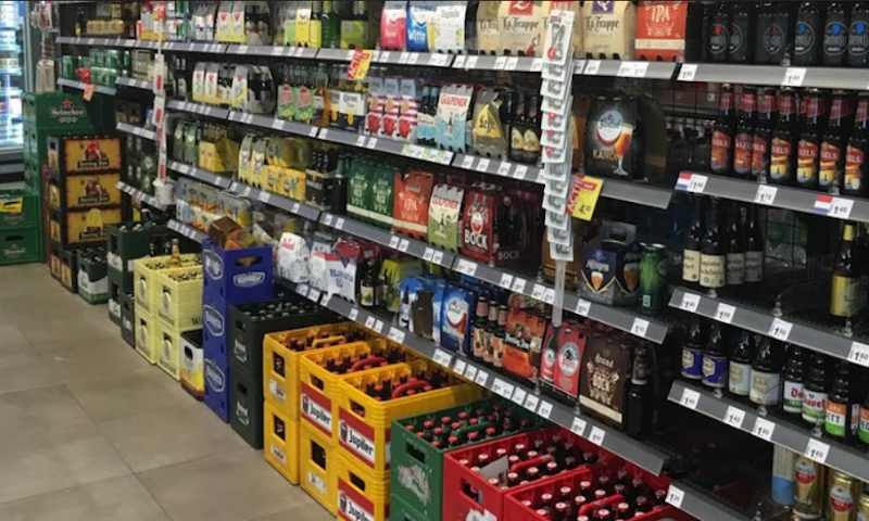 Schap vol bier in een supermarkt